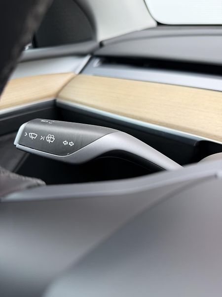 Tesla Model Y SR RWD LFP 220kW 1.Maj DPH - fotka 13 z 26