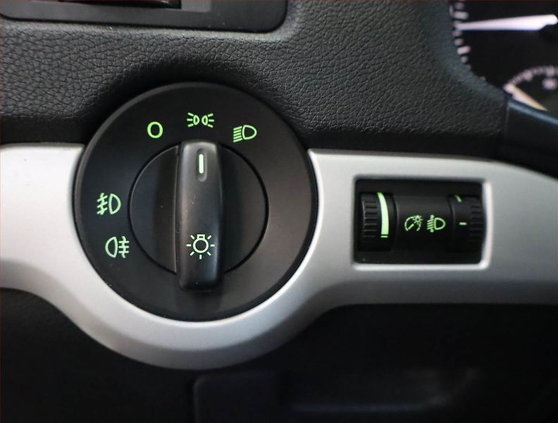 Škoda Octavia (2011) Ambiente 1.6 TDI, nová STK - fotka 18 z 18