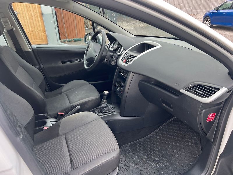 Peugeot 207 1.4 VTi - fotka 8 z 14