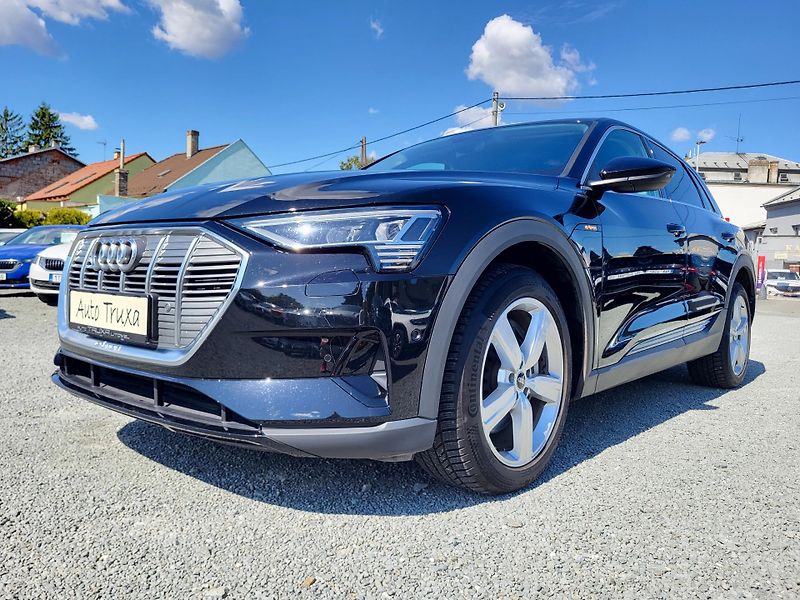Audi e-tron 55 Quattro 300kW ČR 1.majitel - fotka 31 z 50