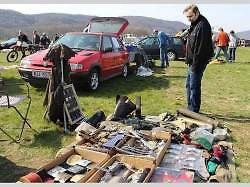 Auto-moto-veterán burza na letišti v Drahotuších.