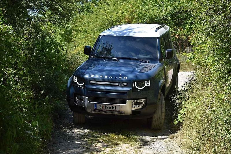 Prezentace vozu Land Rover Defender v lomu Velká Amerika