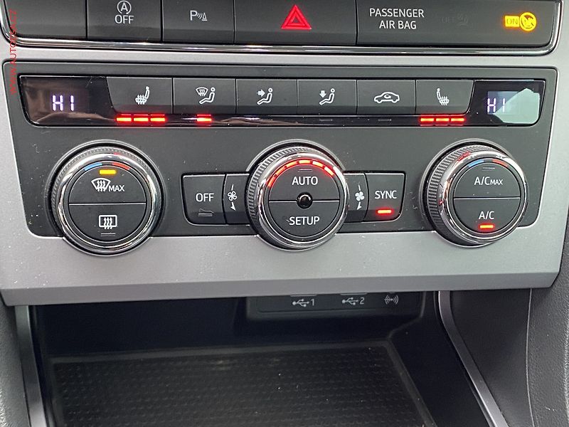 Seat Leon (2019) 1.6 TDi, Style, DSG, LED, ALU - fotka 15 z 18