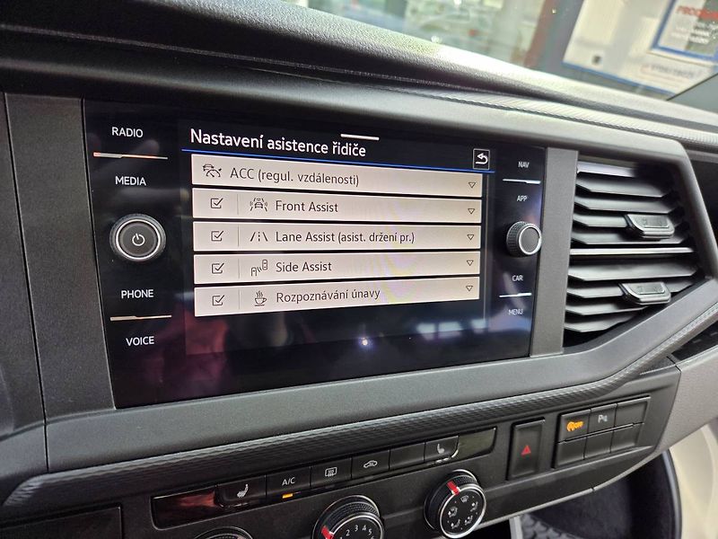 Volkswagen Caravelle (2022) 2.0 TDI DSG Long 9míst WEBASTO - fotka 23 z 43
