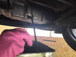 Motorový olej byl po vypuštění černý podobně jako u dieselu.