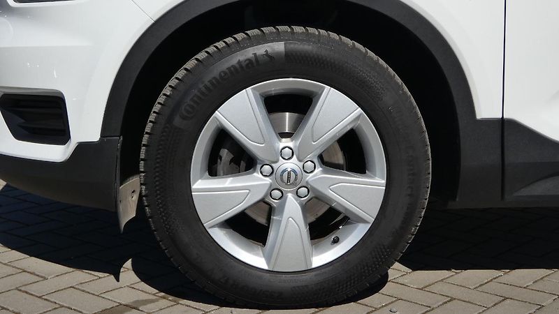 Volvo XC40 T2 FWD Momentum Core - fotka 20 z 21