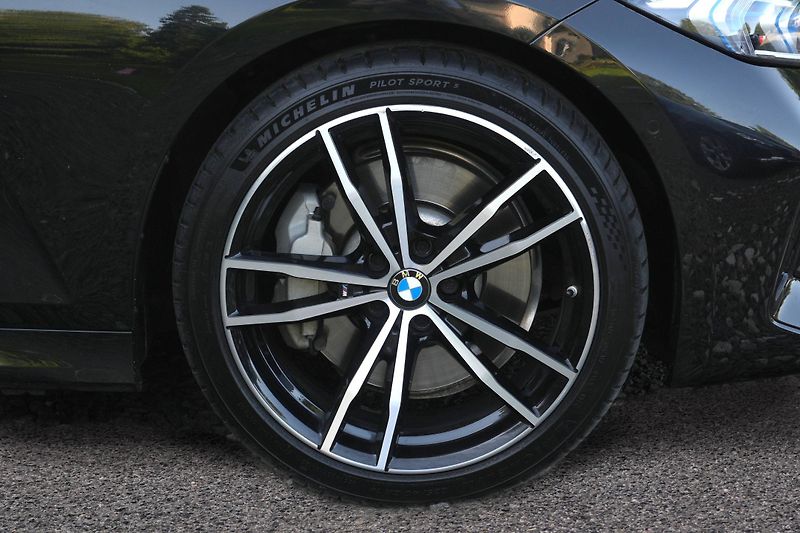 BMW Řada 3 330d xDrive, Tažné, Kamera - fotka 11 z 37