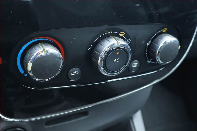 Renault Clio (2015) 1.2 16V, Navi, Tempomat - fotka 13 z 21