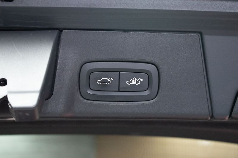 Volvo V90 D5 AWD R-DESIGN*HARMAN/KARDON* - fotka 40 z 42