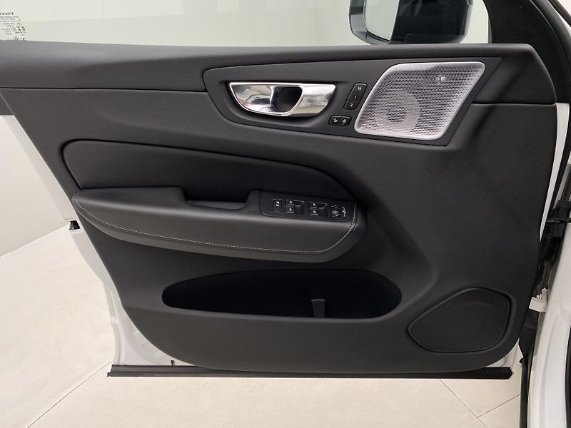 Volvo XC60 B6 AWD R-DESIGN AUT  - fotka 7 z 52