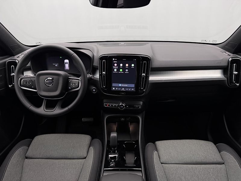 Volvo XC40 (2026) B3 AUT DARK PLUS - fotka 2 z 23