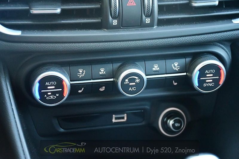 Alfa Romeo Giulia 2.0 TURBO 16V 206kW Q4 VELOCE - fotka 25 z 42