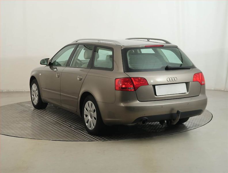 Audi A4 (2005) 2.0, po STK, Tažné, rezervace - fotka 4 z 13