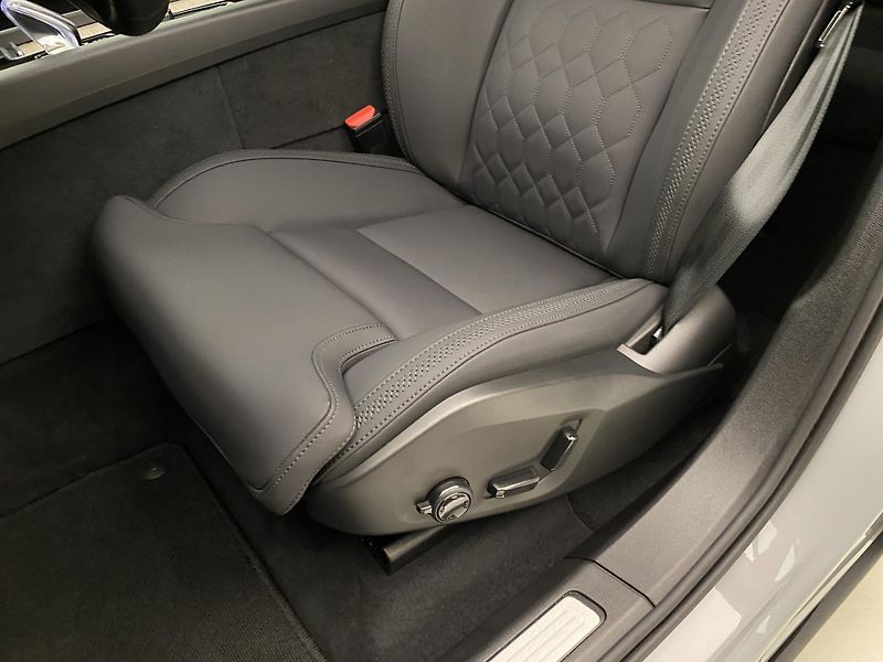Volvo XC60 T6 AWD RECHARGE DARK PLUS CZ - fotka 25 z 62