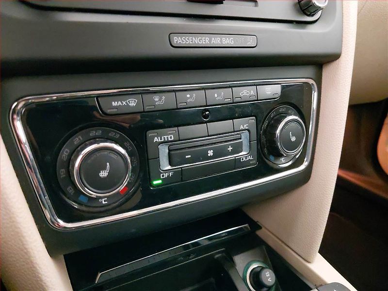 Škoda Superb (2015) Elegance 2.0 TDI, Tempomat - fotka 16 z 26