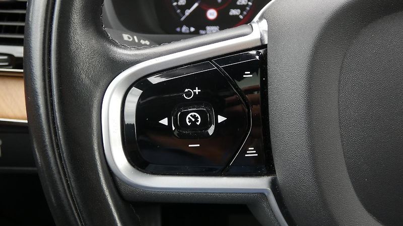 Volvo XC90 B6 AWD Momentum Pro Auto - fotka 11 z 27