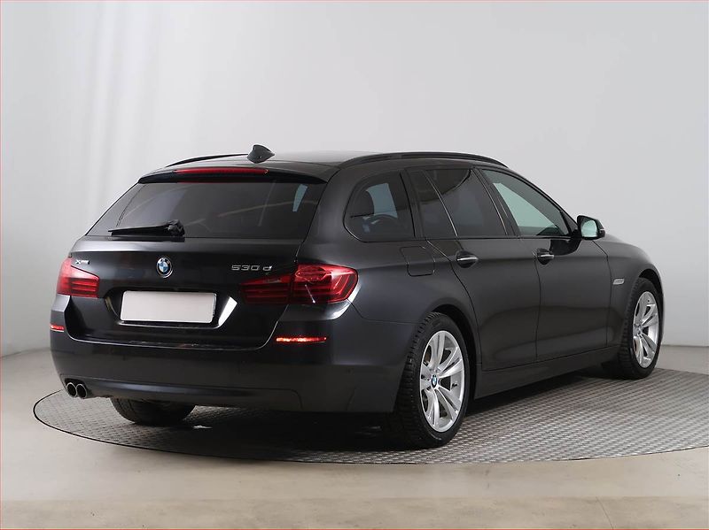 BMW Řada 5 (2015) 530d xDrive, 4X4, Automat - fotka 5 z 21