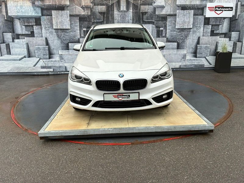 BMW Řada 2 (2017) 220i GT, 141KW, 7 MÍST - fotka 2 z 25