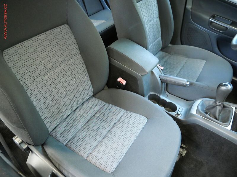 Škoda Octavia (2010) 1.6 TDi, Ambiente, +kola - fotka 11 z 18