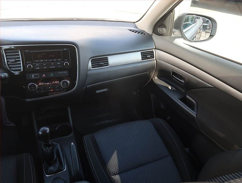 Mitsubishi Outlander (2016) Intense 2.0, ČR,1.maj - fotka 8 z 18