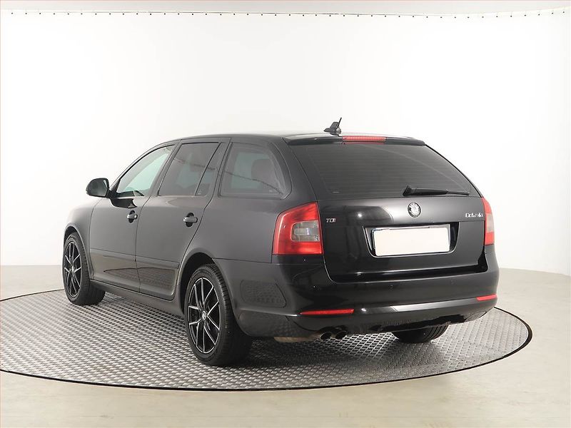 Škoda Octavia (2010) Ambiente 2.0 TDI, Xenony - fotka 4 z 16
