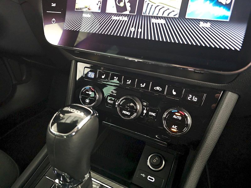 Škoda Superb (2023) 2.0TSi 140kW DSG SPORTLINE TAŽ - fotka 22 z 32