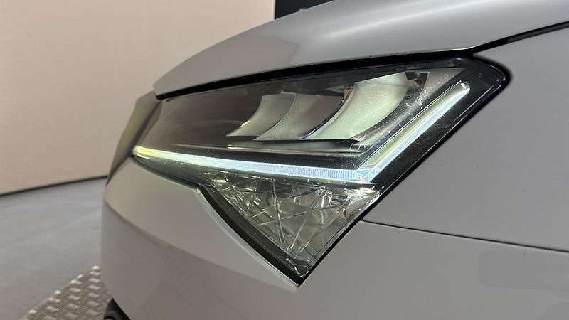 Škoda Superb 2.0 TDI Ambition Combi - fotka 18 z 25