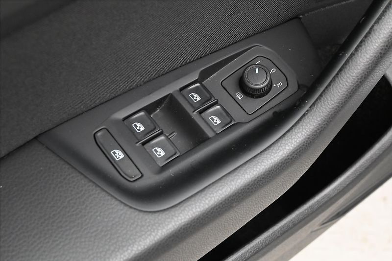 Volkswagen Passat 2,0 TDI 110 kW DSG Business Zá - fotka 25 z 31