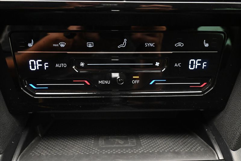 Volkswagen Passat 2,0 TDI 110 kW DSG ELEGANCE Zá - fotka 21 z 32