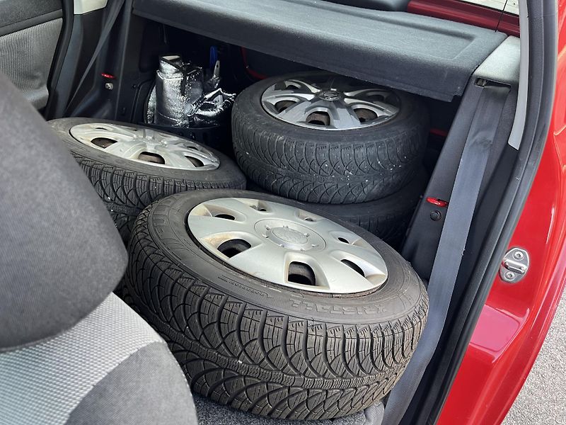 Škoda Fabia 1,2 HTP + pneu zima - fotka 15 z 26