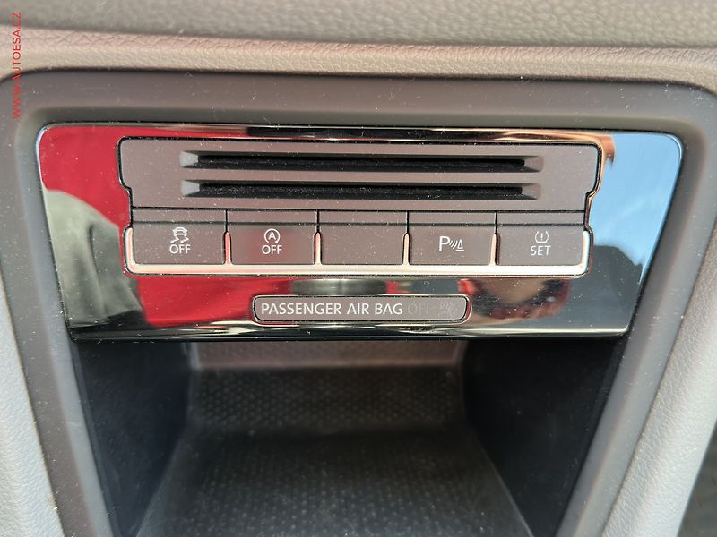Volkswagen Sharan (2015) 2.0 TDi, AC, výhřev sed - fotka 15 z 19