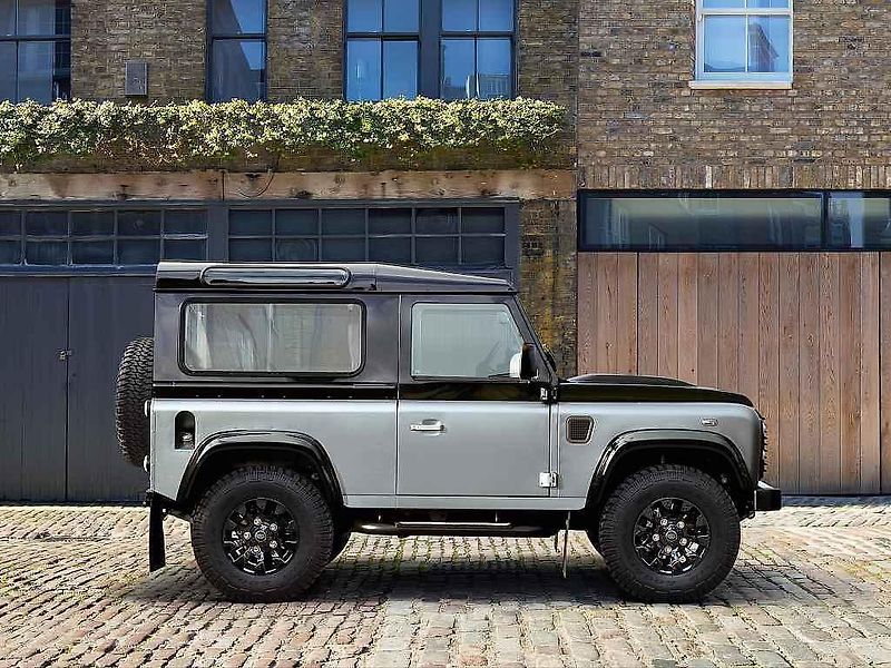 Land Rover Defender Adventure.