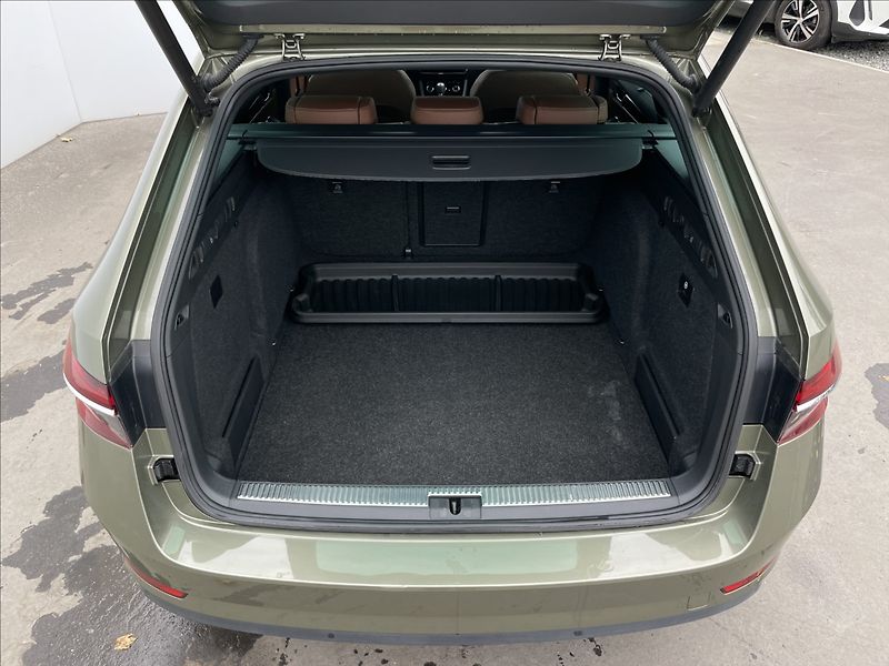 Škoda Superb 2,0 TDI DSG Combi L&K DCC+ACC - fotka 24 z 24