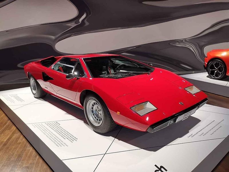 Tatra 87 je řazena k milníkům v automobilové historii