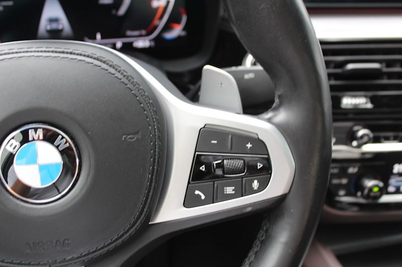 BMW Řada 5 M550i xDrive Sedan - fotka 14 z 28