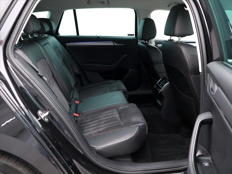 Škoda Superb 2,0 TDI 110kW CZ Style DSG - fotka 13 z 41