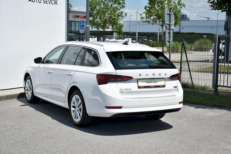 Škoda Octavia (2023) Style Plus 1.5 eTSI DSG - fotka 11 z 34