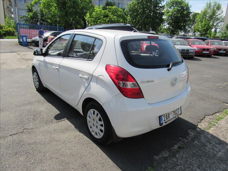 Hyundai i20 1,2 i 57kW - fotka 6 z 24