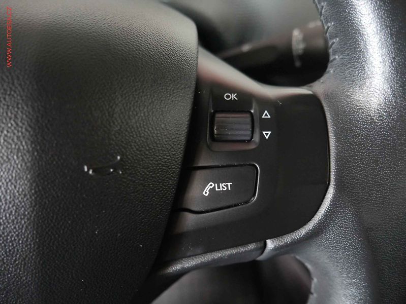 Peugeot 2008 (2016) 1.2PT, 2.maj,ČR, AC, park - fotka 13 z 18