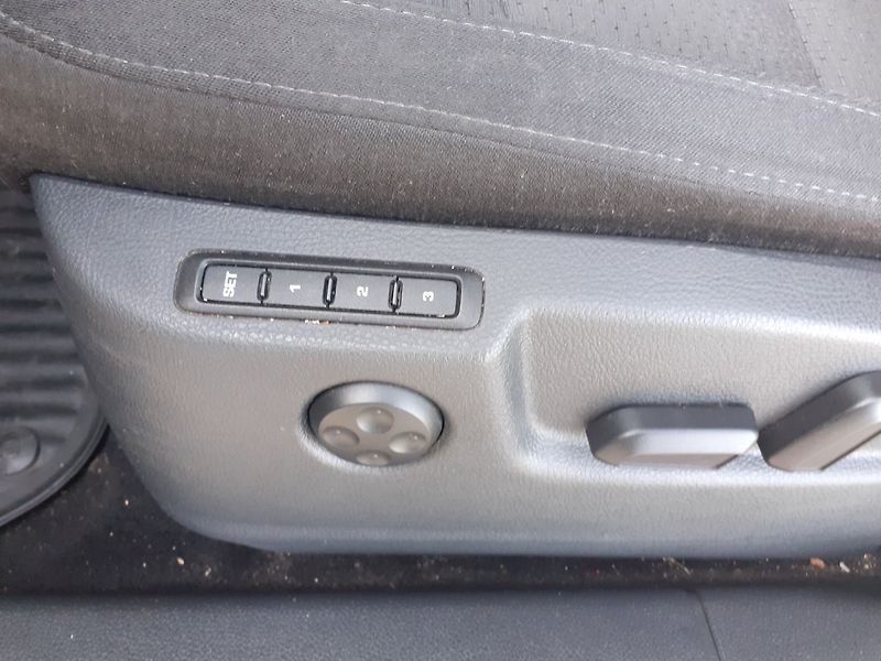 Škoda Superb (2011) 2.0 TDi Elegance - fotka 20 z 37