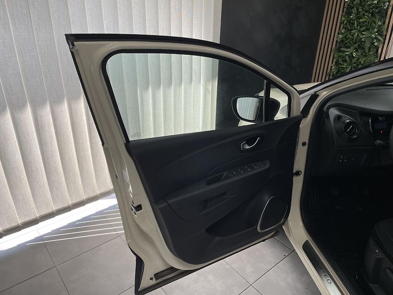 Renault Captur 0.9 TCe ČR 1.MAJ  REZERVACE  - fotka 19 z 30