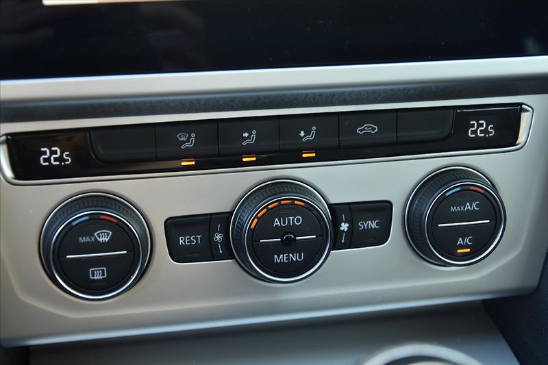 Volkswagen Passat 1.6 TDI LED NAVIGACE TAŽNÉ - fotka 21 z 28