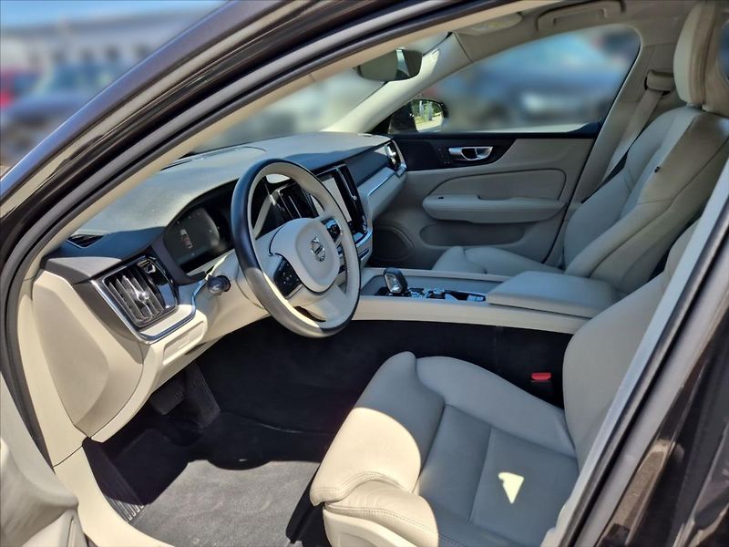 Volvo V60 2,0 B4 Plus Dark benzin - fotka 7 z 17