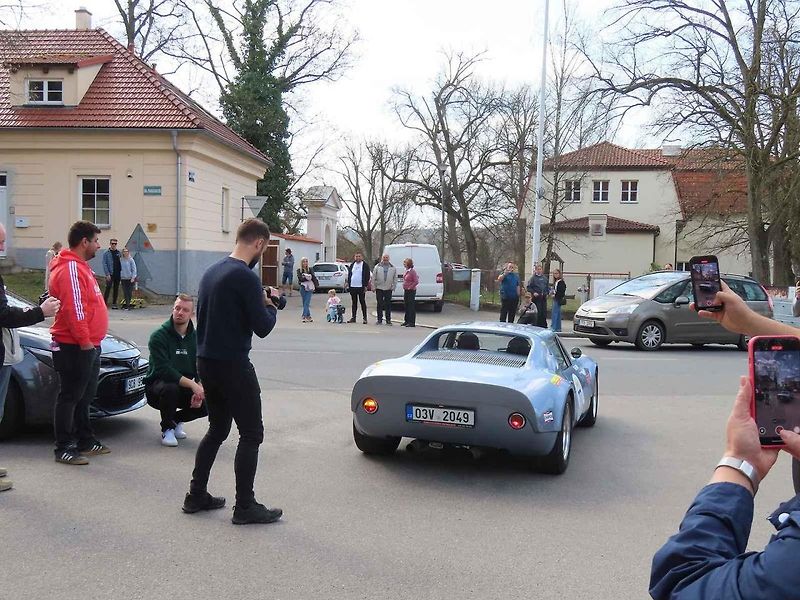 Michal a Jonáš Pavlíčkovi na startu. Rallye Spring Classic startovalo v sobotu 12. dubna dopoledne z jihočeského Tábora. Na trasu 231 kilometrů vyrazilo 100 posádek.