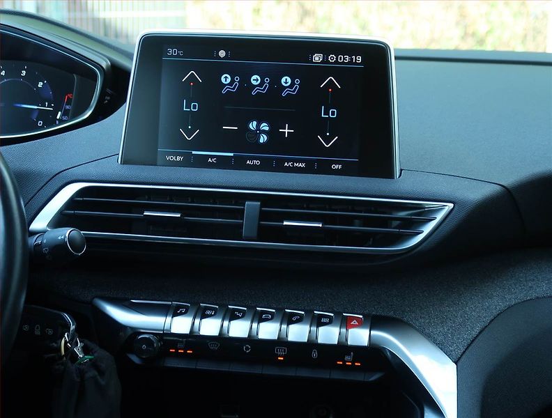 Peugeot 3008 (2017) Allure 1.6 BlueHDi, Automat - fotka 12 z 24