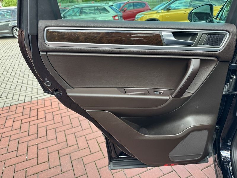 Volkswagen Touareg (2013) 3.0TDI Vzduch Navi Pano Kamera - fotka 19 z 50