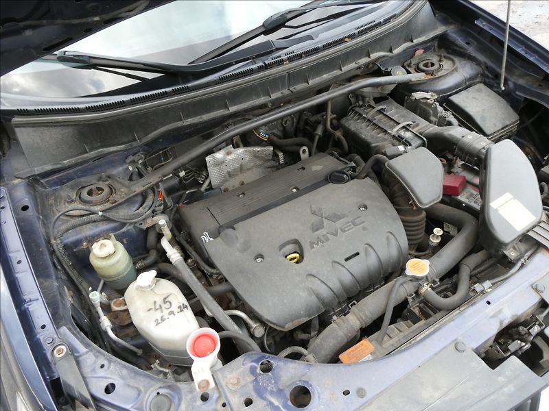 Mitsubishi Outlander 2,4 i 125kW 7.míst,4x4,automat - fotka 33 z 35