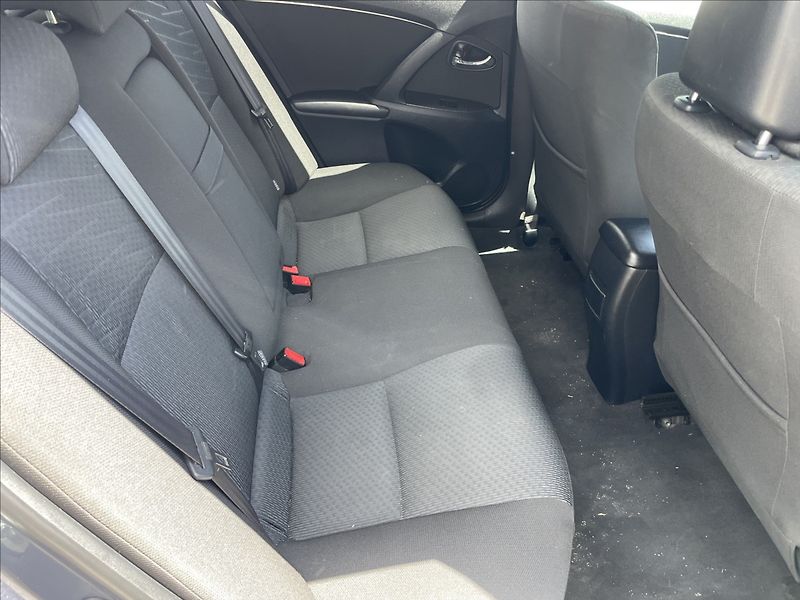 Toyota Avensis 2,0 D-4D 93 kw Klima bez koroz - fotka 11 z 30