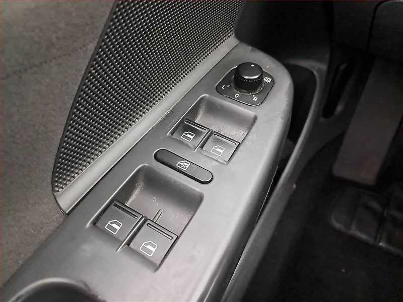 Volkswagen Golf (2008) 1.6, Automat, nová STK - fotka 16 z 17