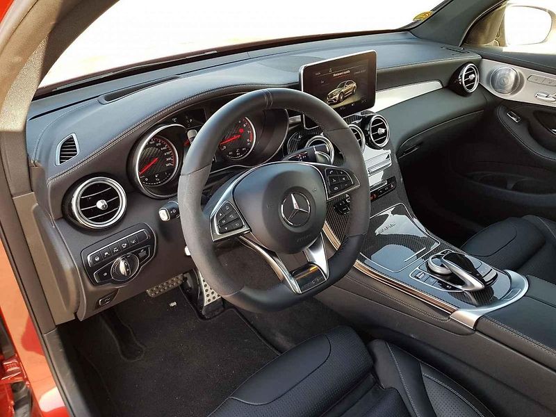 BMW potřebuje více točivého momentu, protože váží o půl tuny víc než Mercedes.
